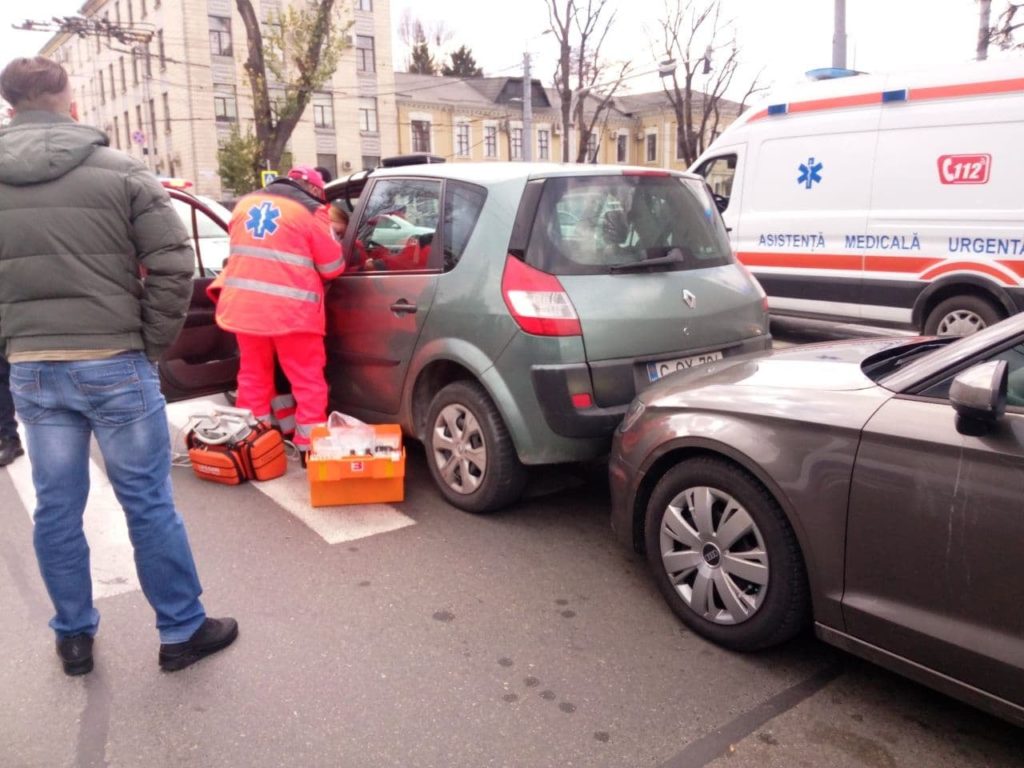 (FOTO) Accident în capitală. Un șofer a suferit un stop cardiac în timp ce conducea