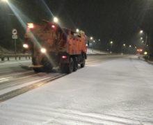 FOTO În mai multe regiuni ale țării a nins. Peste 200 de muncitori au efectuat lucrări de deszăpezire