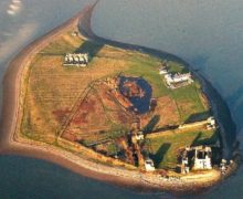 Британский остров ищет короля или королеву, чтобы следить за руинами замка и пабом
