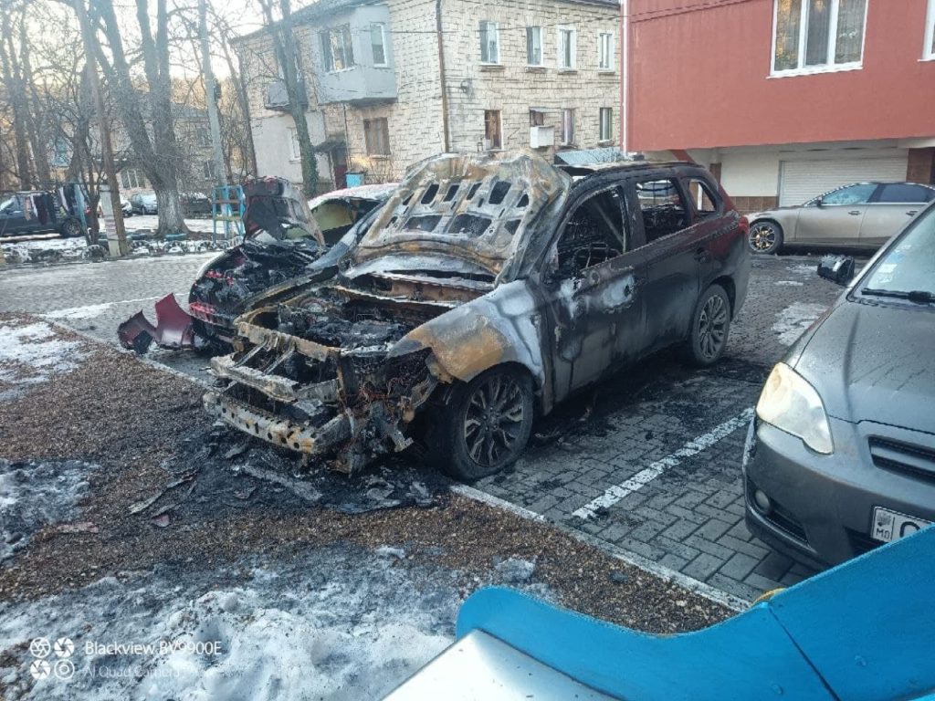 Ночью в Кишиневе дотла сгорел автомобиль. Еще две машины повреждены