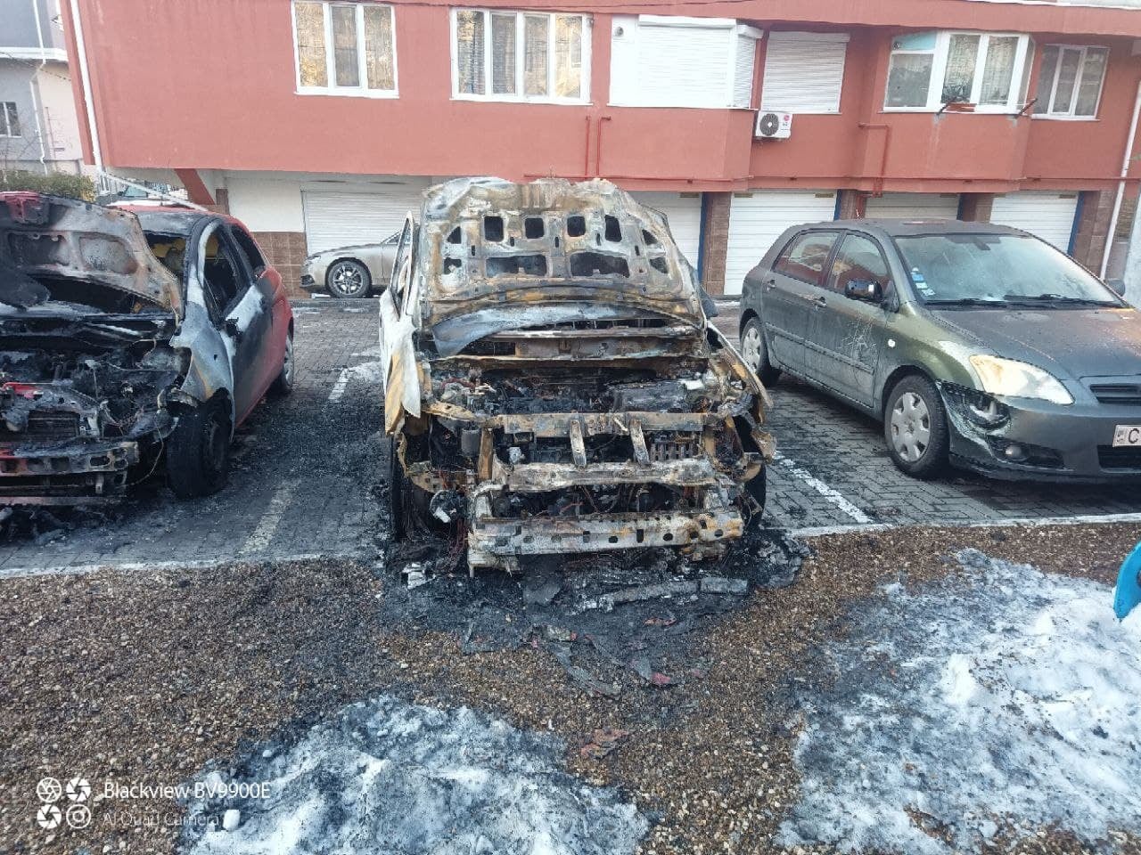 FOTO Trei mașini - cuprinse de flăcări pe o stradă din capitală. Ce spun pompierii
