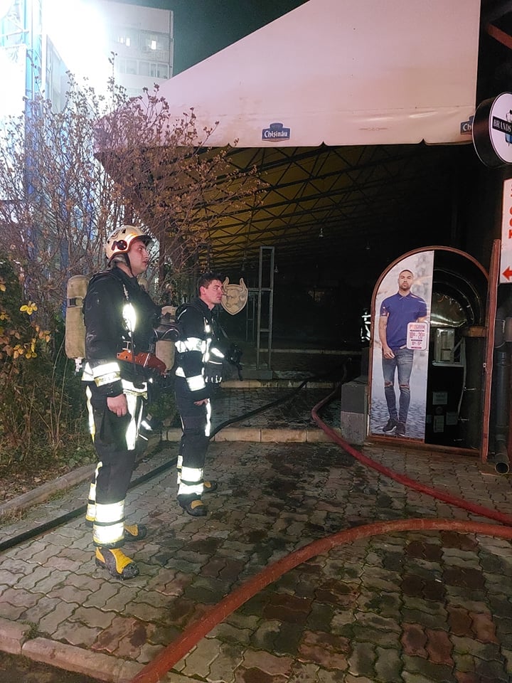 FOTO Incendiu într-o cafenea din capitală: 5 autospeciale au intervenit pentru lichidarea focului