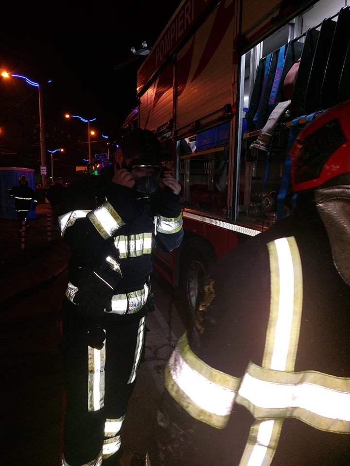 FOTO Incendiu într-o cafenea din capitală: 5 autospeciale au intervenit pentru lichidarea focului