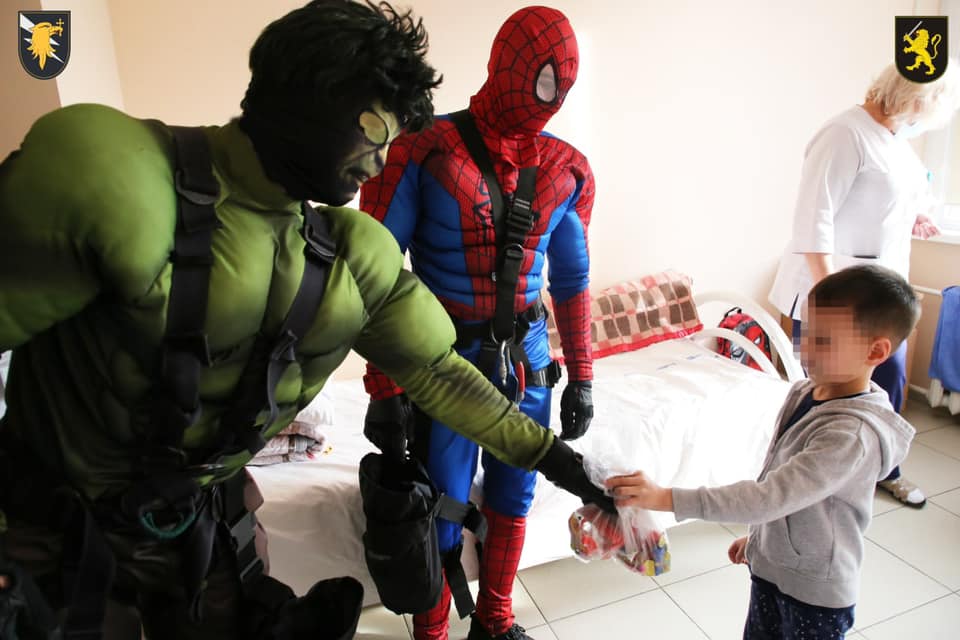 FOTO Misiunea specială a angajaților de la „Fulger”: Mascați în supereroi, aceștia au felicitat copiii de la Spitalul „Valentin Ignatenco”