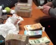 VIDEO Schimb valutar improvizat, într-un apartament din Bălți: oamenii legii au efectuat percheziții 