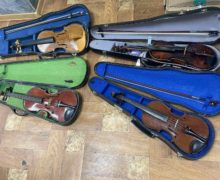 FOTO Patru viori nedeclarate, dintre care una cu inscripția „Stradivarius”, depistate de funcționarii vamali de la Leușeni