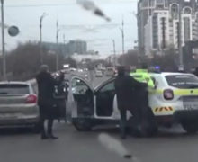 VIDEO Doi polițiști au fost încătușați în plină stradă. Ce s-a întâmplat?