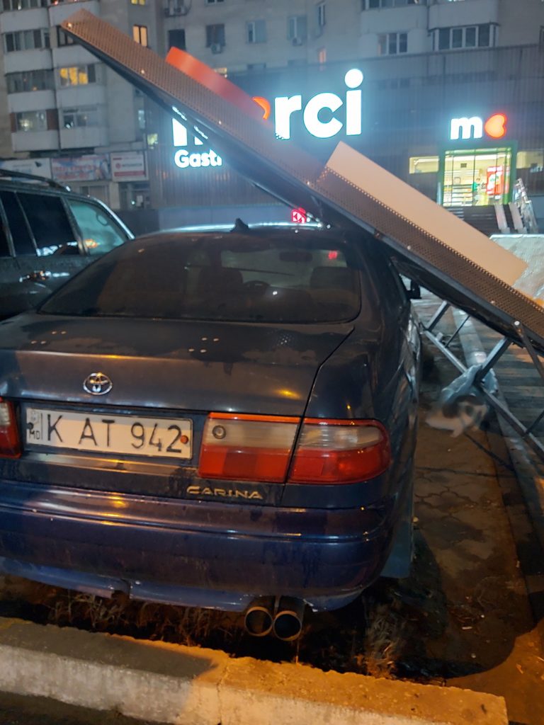 FOTO/VIDEO Panouri publicitare prăbușite peste mașini. Consecințele vântului puternic