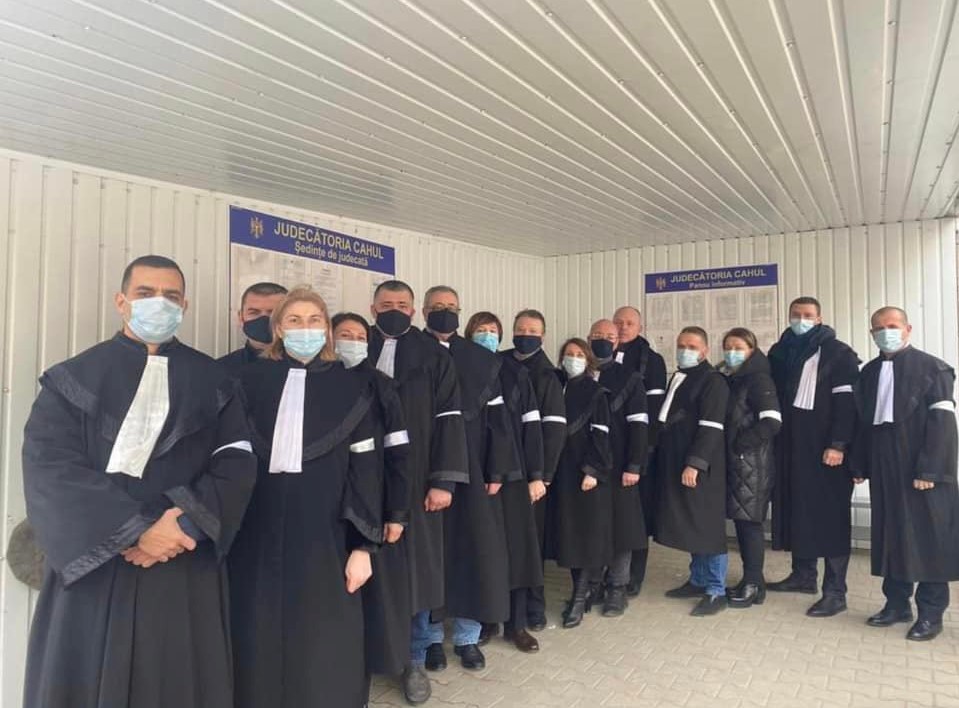 (ФОТО) Адвокаты сделали «белое предупреждение» властям. Как прошел первый день «японской забастовки» в Молдове