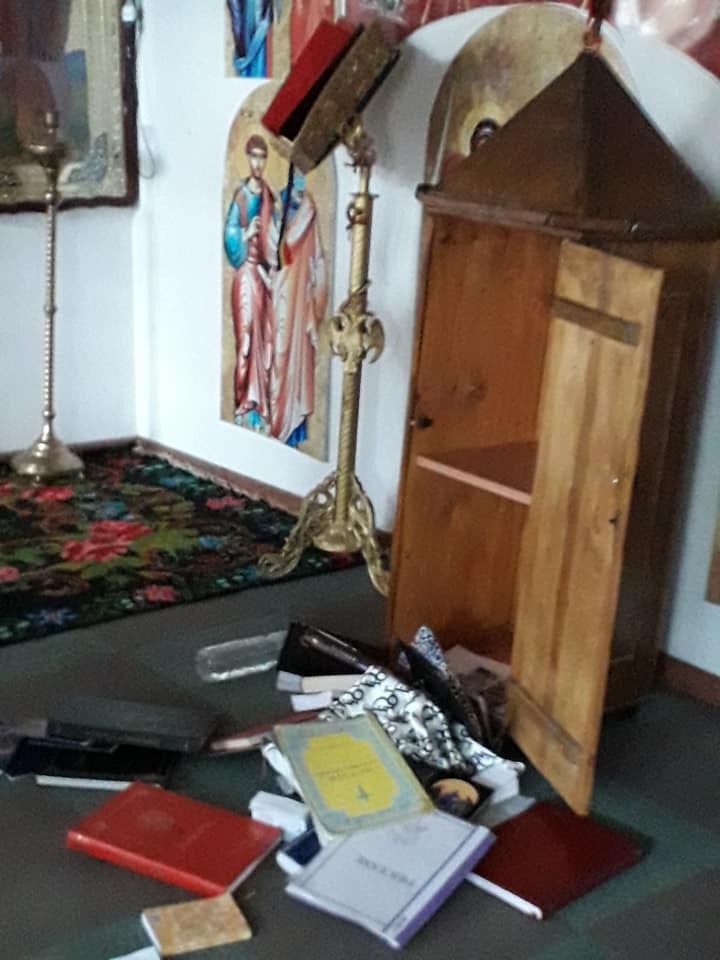 FOTO O biserică din Ungheni a fost jefuită. Hoții au furat „cutia milei” și haine donate