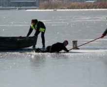 VIDEO La un pas de moarte. Un bărbat a fost salvat de la înec, în parcul Valea Morilor