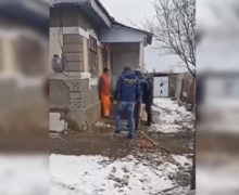 VIDEO Un bărbat aflat în căutare, reținut într-o localitate din raionul Ialoveni: riscă până la 12 ani de închisoare