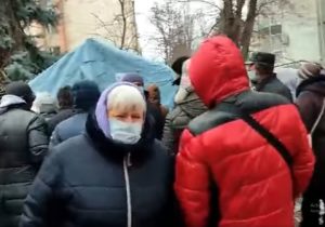 VIDEO Chișinăuienii iau cu asalt punctele mobile de testare anti-Covid. Primăria atenționează că e nevoie de bilet de la medicul de familie
