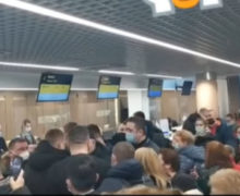 (ВИДЕО) В аэропорту Кишинева попытка пройти регистрацию без очереди привела к скандалу