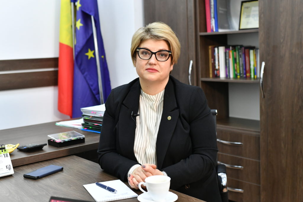 „Sunteți mari deja, descurcați-vă”. Interviu NM cu secretarul de stat al Ministerului Sănătății despre noua pandemie, medicamente și digitalizare