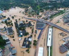 (ВИДЕО) В Бразилии из-за дождей погибли по меньшей мере 24 человека. Один из них утонул в своем доме