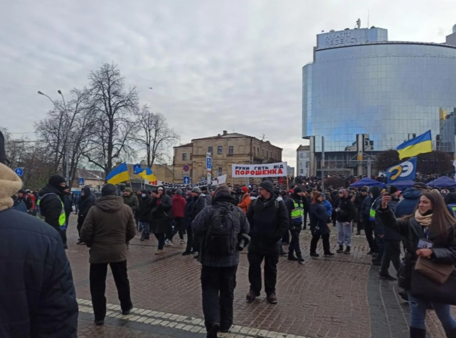 (ВИДЕО) В Киеве произошли столкновения между сторонниками Порошенко и полицией