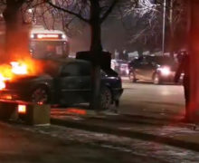 (ВИДЕО) В Кишиневе на улице загорелся автомобиль