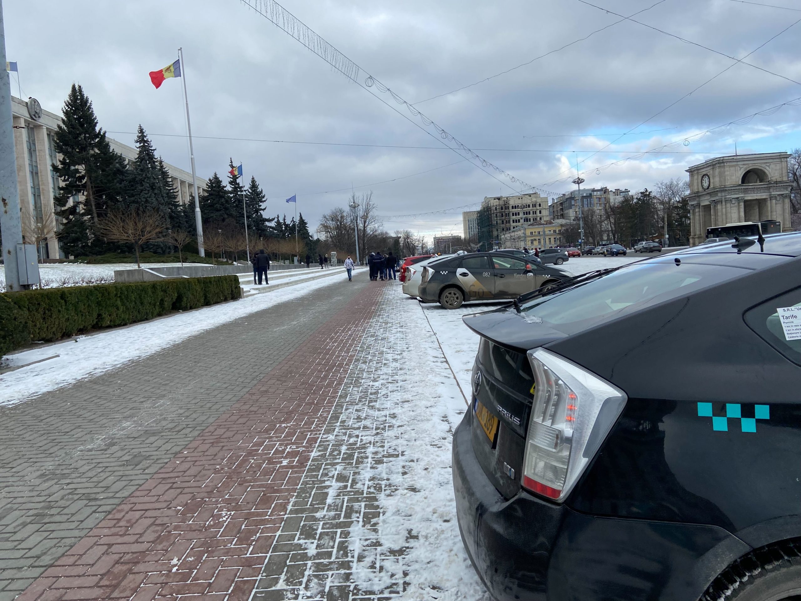 (ВИДЕО) В Кишиневе таксисты вышли на протест из-за роста цен на топливо