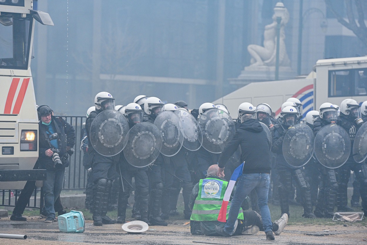 FOTO Proteste violente la Bruxelles, în apropierea instituțiilor europene. Mai multe clădiri au fost vandalizate, poliția a ripostat