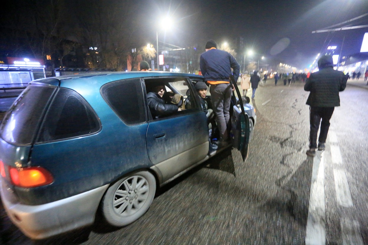 FOTO Stare de urgență decretată în Kazahstan, după ce oamenii s-au revoltat din cauza prețurilor mari la combustibil