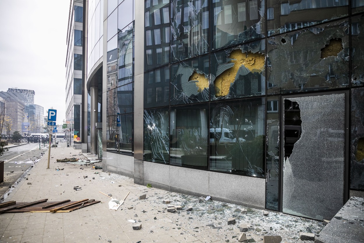 (ВИДЕО) В Брюсселе протесты против ковид-ограничений переросли в беспорядки
