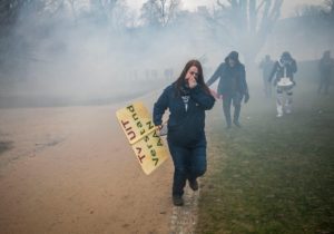 FOTO Proteste violente la Bruxelles, în apropierea instituțiilor europene. Mai multe clădiri au fost vandalizate, poliția a ripostat