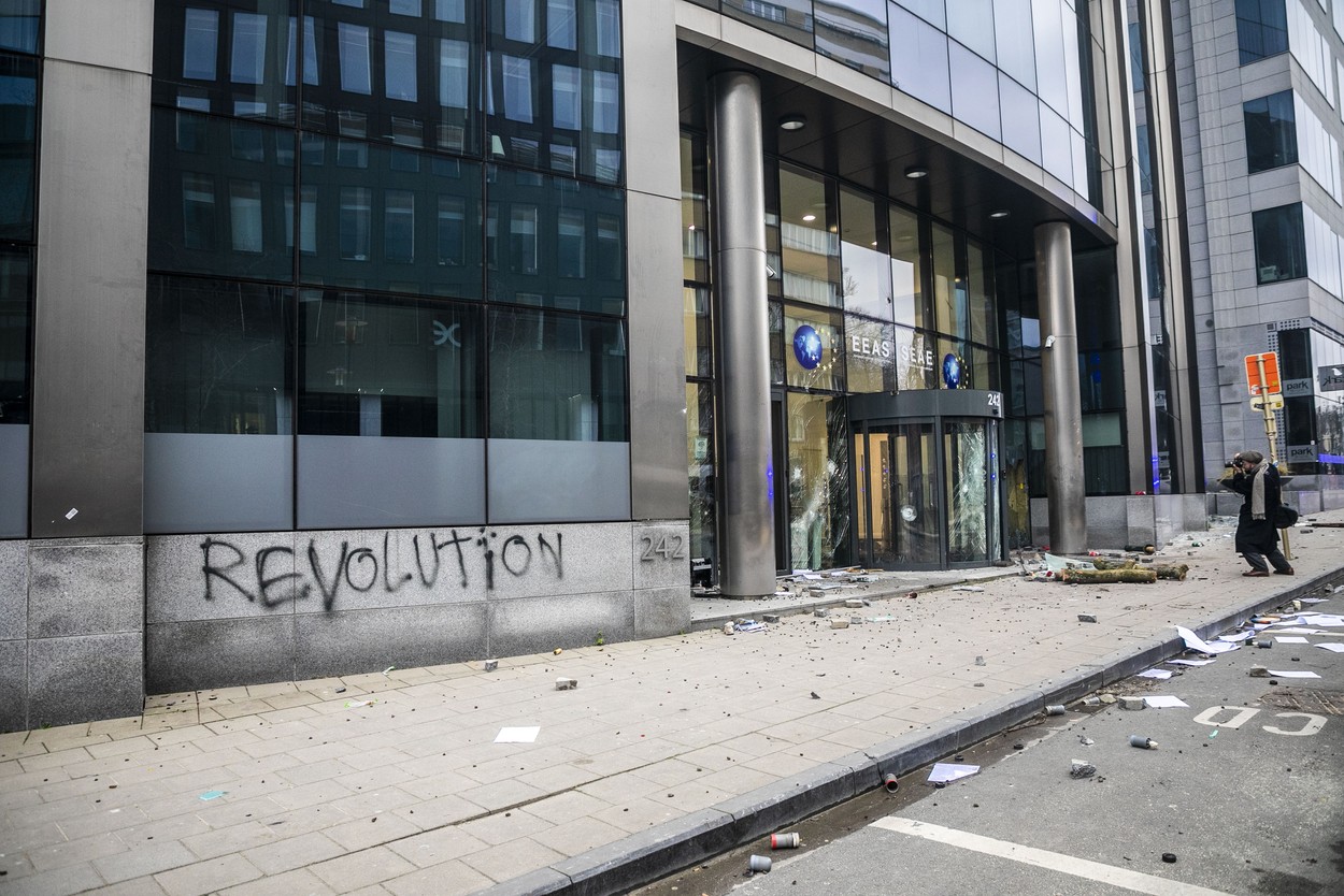 FOTO Proteste violente la Bruxelles, în apropierea instituțiilor europene. Mai multe clădiri au fost vandalizate, poliția a ripostat