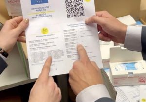 Cei care s-au vaccinat cu doza booster, având schema primară cu Janssen, trebuie să descarce repetat certificatul COVID