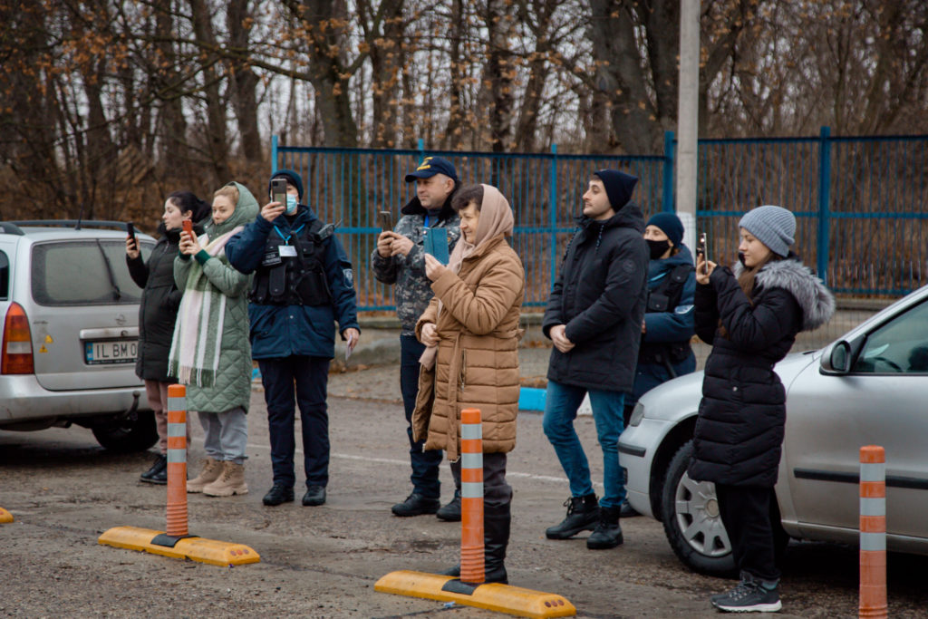 FOTO/VIDEO Polițiștii de frontieră moldoveni au mers cu colindatul la colegii lor ucraineni