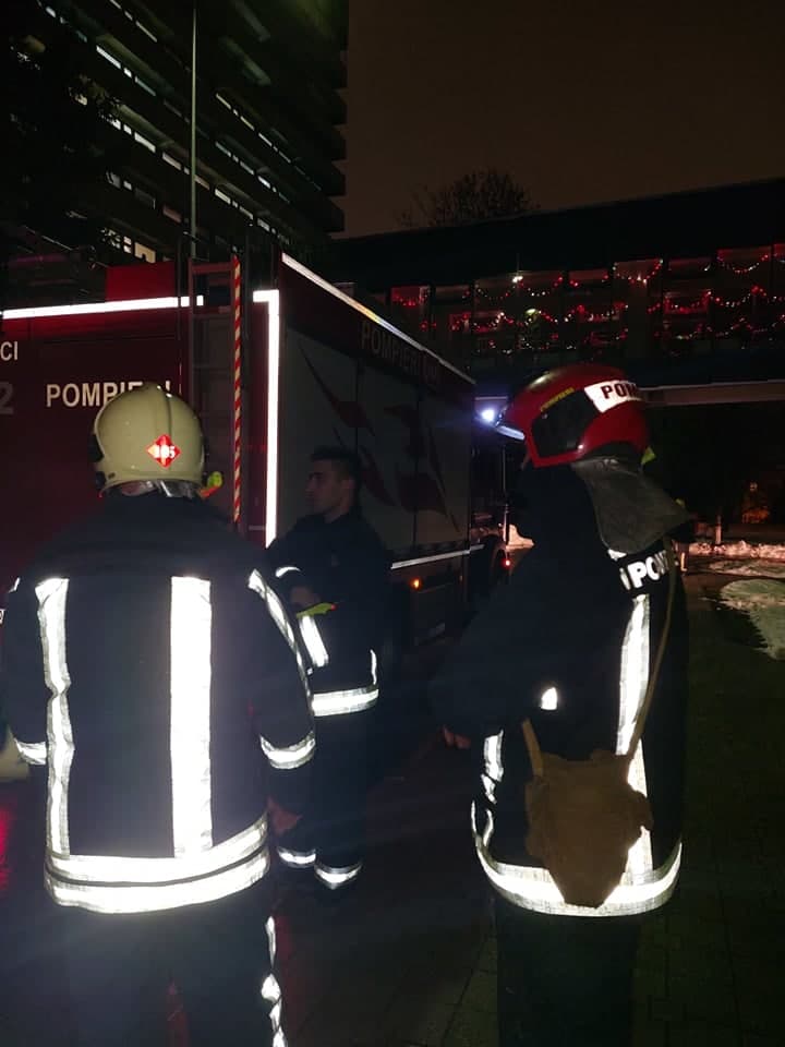 (ФОТО) К зданию РКБ приехали 12 пожарных расчетов. Спасателям сообщили о дыме
