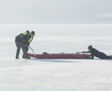 Un pescar a fost salvat de la înec, după ce a ajuns sub gheața lacului de la Ghidighici