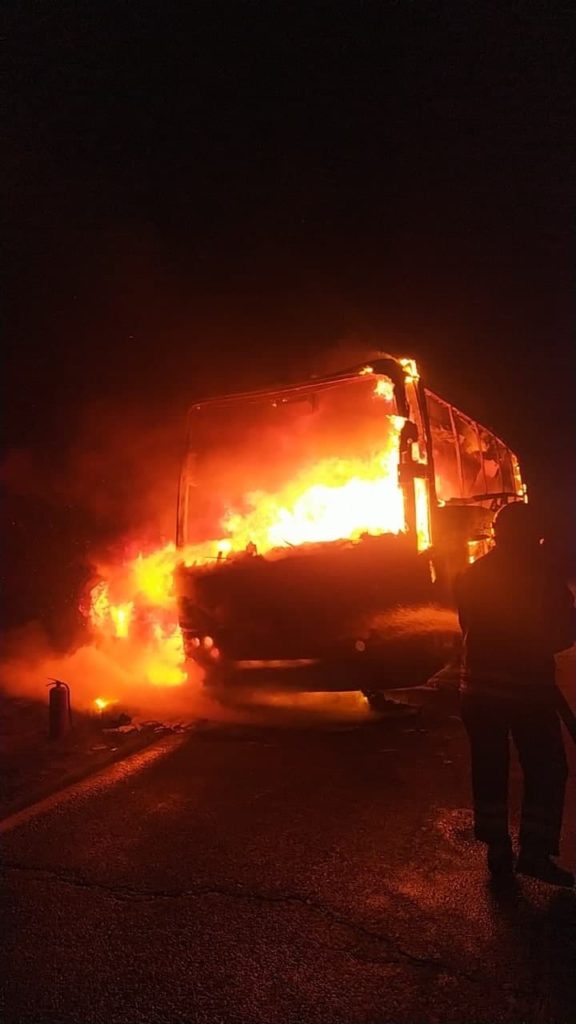 FOTO Un autocar de pe ruta Chișinău-București a ars ca o torță. Pasagerii au reușit să iasă