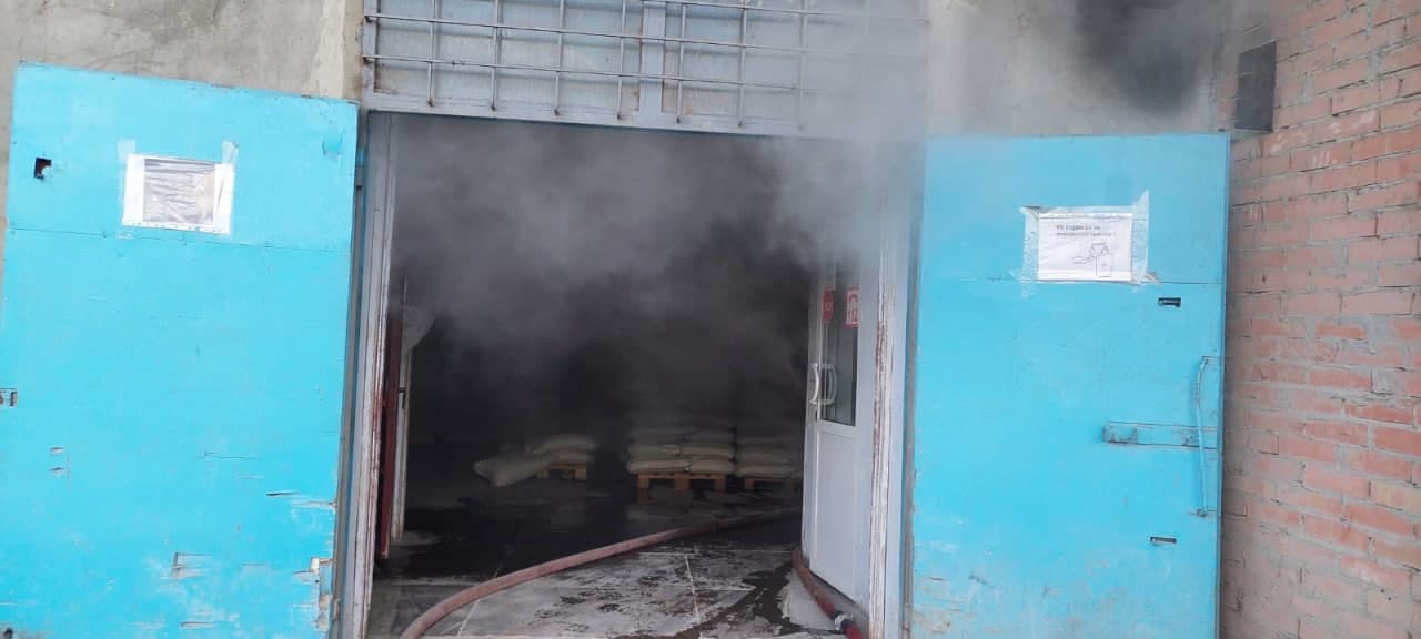 (ФОТО) В Кишиневе на складе вспыхнул пожар. На место прибыли шесть пожарных расчетов