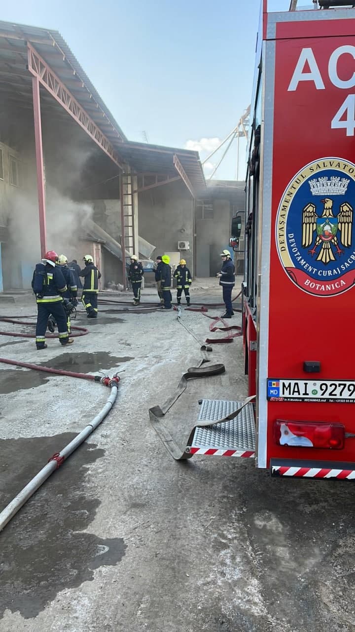 FOTO Incendiu pe str. Muncești din capitală. Șase echipaje de pompieri au intervenit