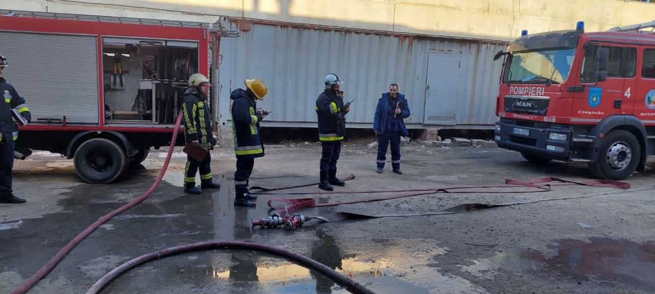(ФОТО) В Кишиневе на складе вспыхнул пожар. На место прибыли шесть пожарных расчетов