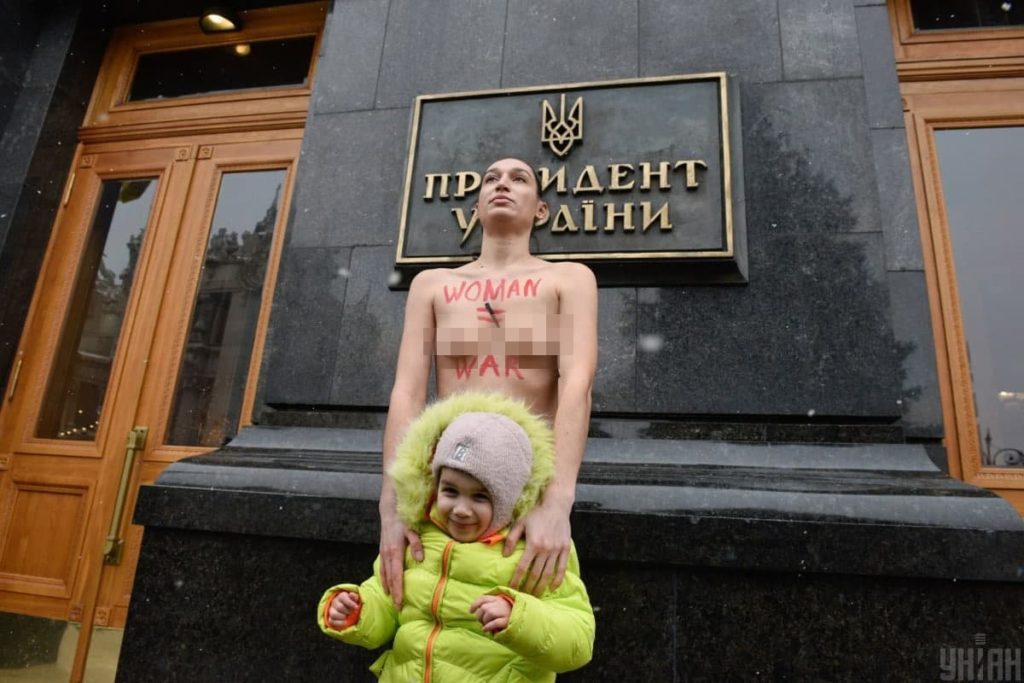 В Киеве активистка Femen разделась у офиса Зеленского в знак протеста против военного призыва для женщин