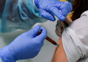 Великобритания первой в мире одобрила вакцину от омикрон-штамма коронавируса