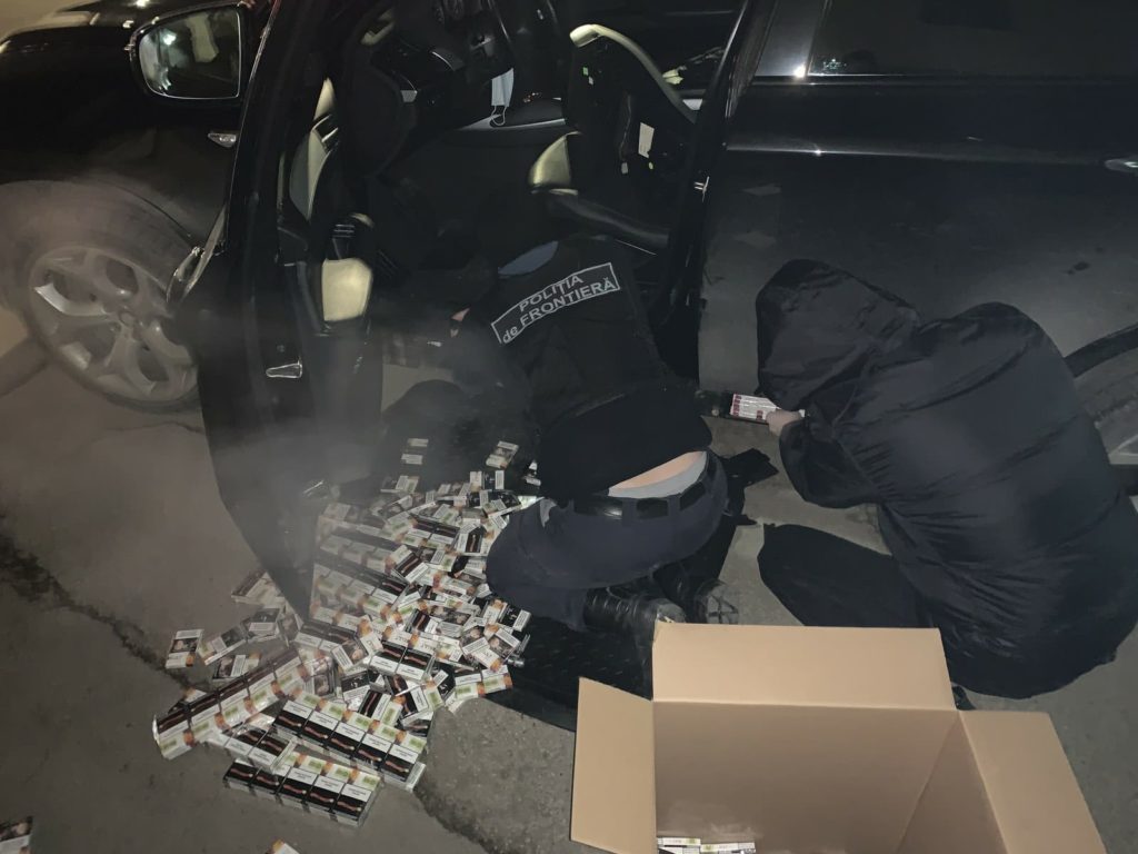 (ФОТО) BMW X6, «нашпигованный» контрабандными сигаретами, остановили на границе с Румынией