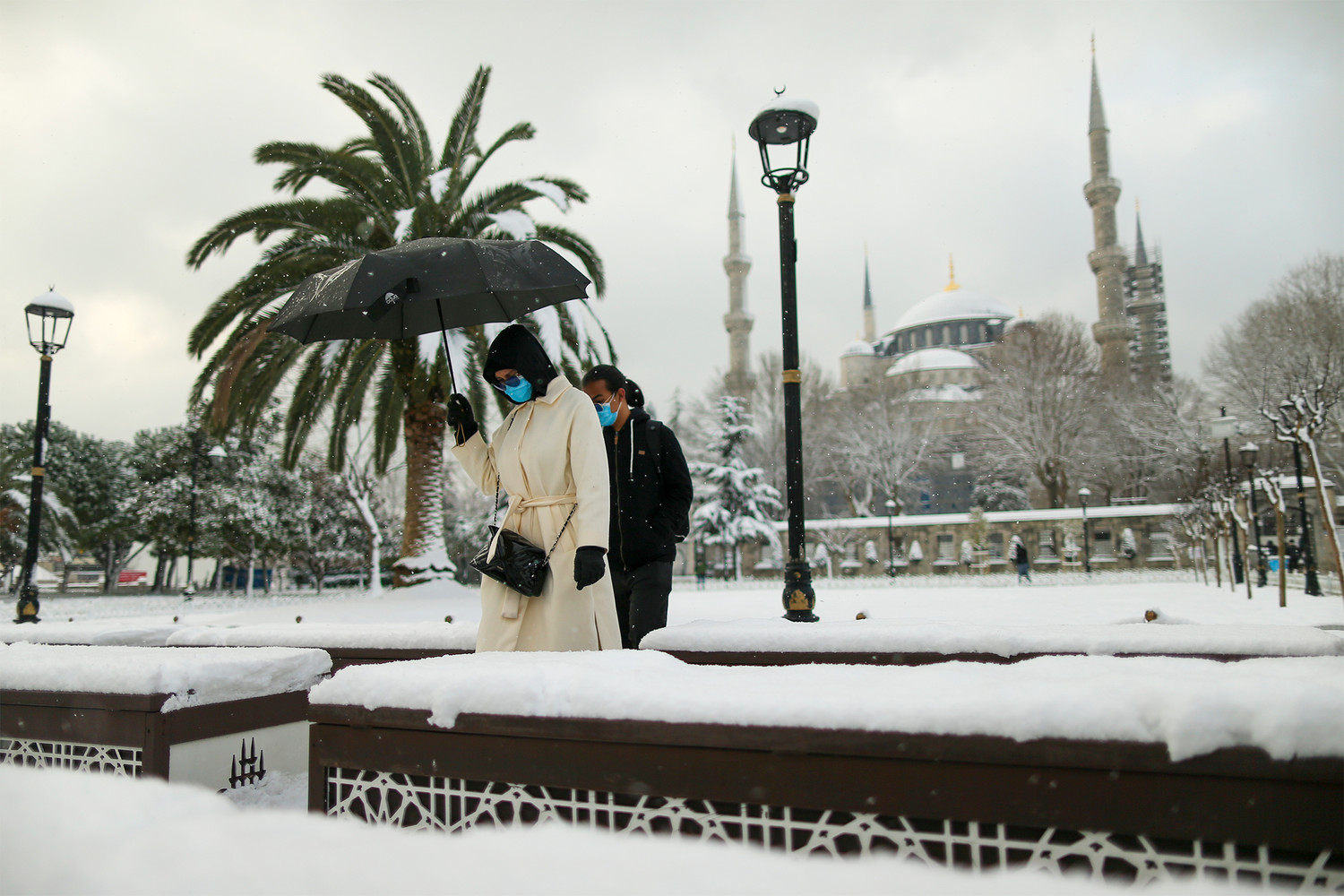 В стамбуле отменили. Турция снегопад 2022. Снег в Турции 2022. Снег в Стамбуле 2022. Стамбул январь 2022.