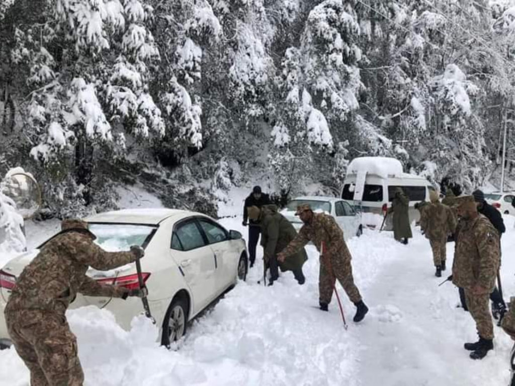 FOTO Furtună de zăpadă în Pakistan. Cel puțin 16 persoane au murit de frig în mașini