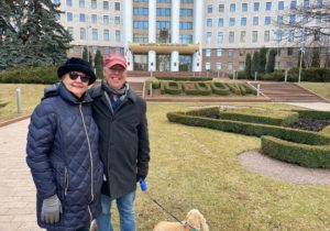 FOTO Noul ambasador al SUA, alături de soție și câine, a explorat Chișinăul