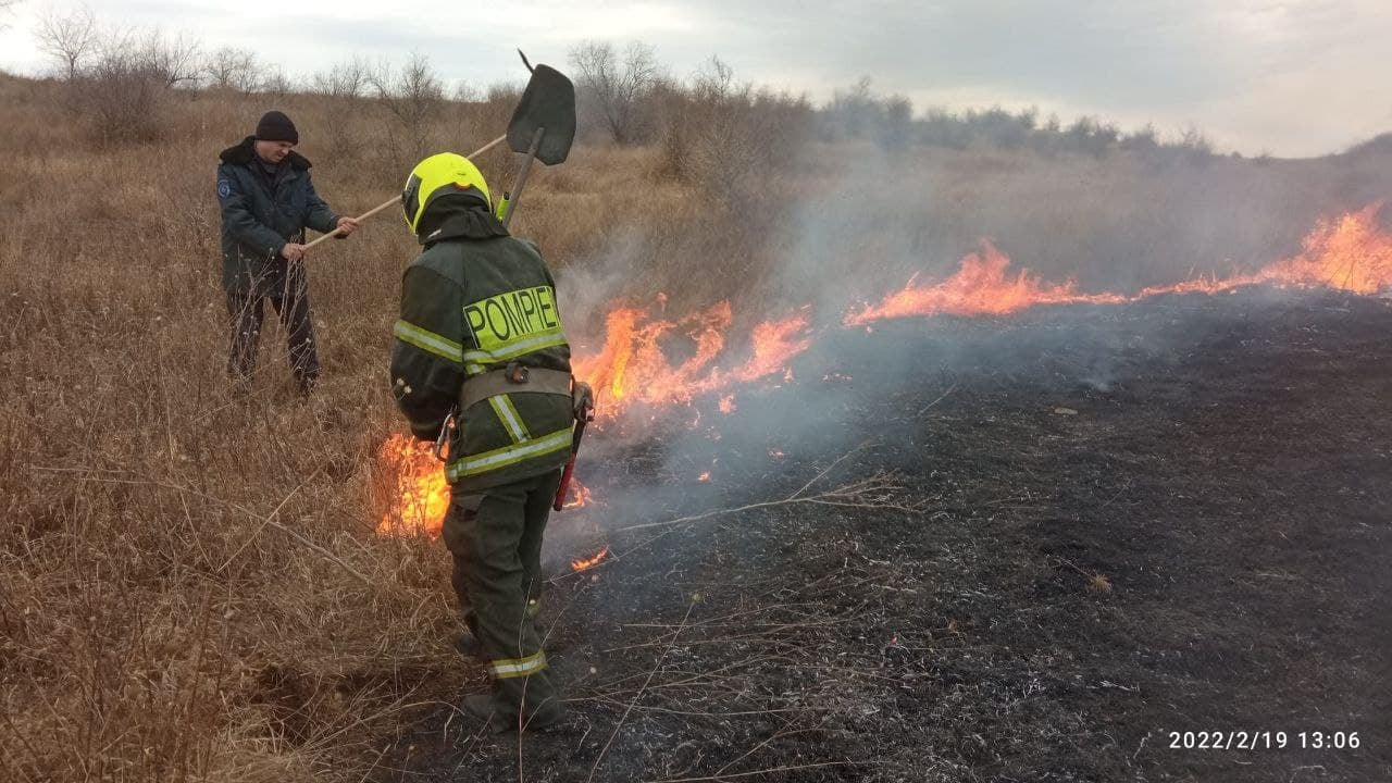 FOTO Peste o mie de hectare de vegetaţie uscată au fost stinse de pompieri, în ultimele 24 de ore