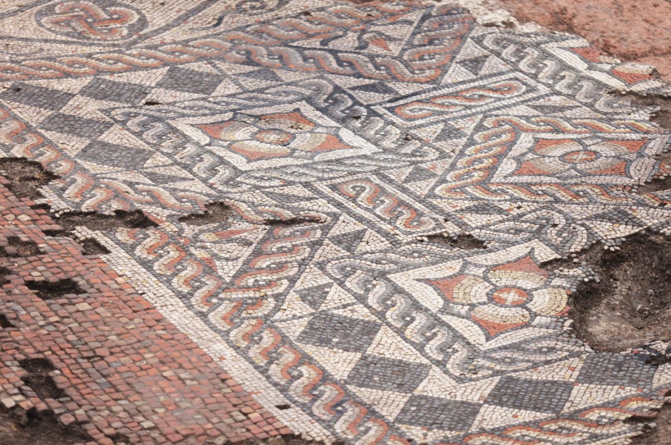 (ФОТО) В центре Лондона археологи нашли крупнейшую за полвека римскую мозаику