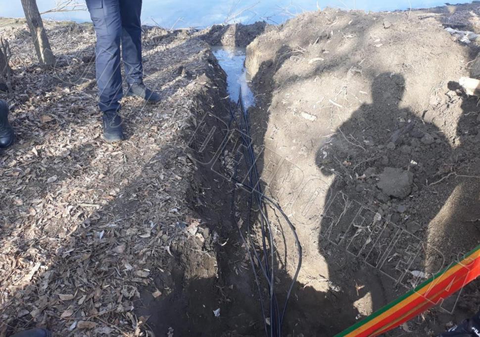 (ФОТО) Шланг под водой Днестра. Электричество и вода из Молдовы незаконно поступали в Украину