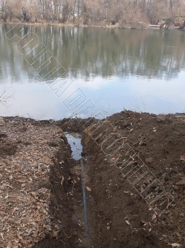 (ФОТО) Шланг под водой Днестра. Электричество и вода из Молдовы незаконно поступали в Украину