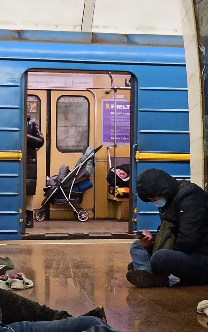 (ФОТО) С детьми и собаками — в метро. Как жители Украины укрываются от обстрелов