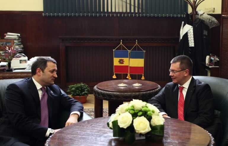 Молдова и Румыния дают пять. Как правительства двух стран 10 лет строили «общую судьбу»