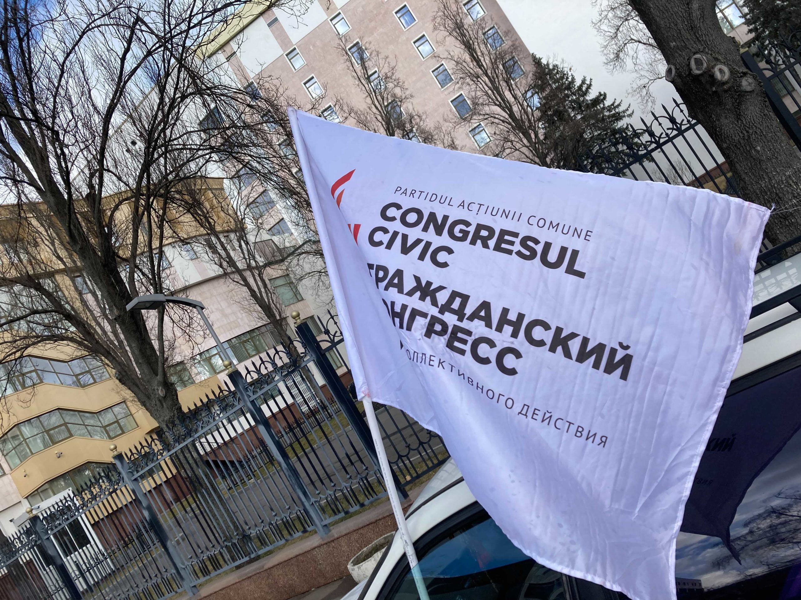 (ВИДЕО) В центре Кишинева водители устроили протест против роста цен на топливо