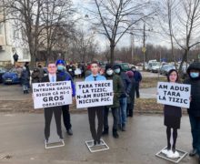 (ВИДЕО) Сторонники партии «Шор» принесли картонные фигуры Санду и Гросу к зданию «Молдовагаз»